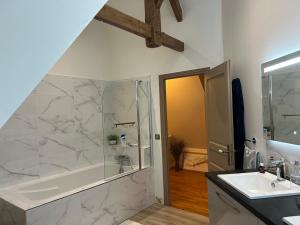 Koupelna v ubytování La Maison Les Charmes - Calme - Confort - Grand jardin