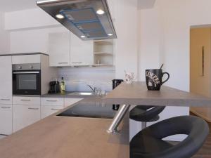 kuchnia ze stołem i kuchenką górny piekarnik w obiekcie Ohlerich Speicher App_ 10 w mieście Wismar