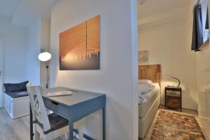 una camera con scrivania e una camera con un letto di Ohlerich Speicher App_ 12 a Wismar