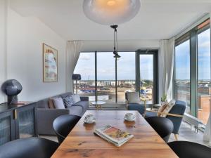 salon z drewnianym stołem i dużym oknem w obiekcie Ohlerich Speicher App 48 w mieście Wismar +23 zdjęcia