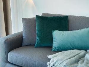 kanapę z dwoma niebieskimi poduszkami w obiekcie Ohlerich Speicher App 43 w mieście Wismar +38 zdjęć