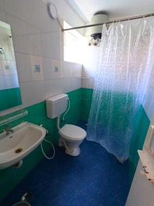 Et badeværelse på La Vista Ocean - Calm Coastal Villa on ECR - 4 BR Private Stay + 79 billeder