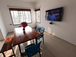 Et tv og/eller underholdning på La Vista Ocean - Calm Coastal Villa on ECR - 4 BR Private Stay