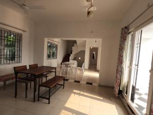 Et opholdsområde på La Vista Ocean - Calm Coastal Villa on ECR - 4 BR Private Stay