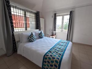 En eller flere senge i et værelse på La Vista Ocean - Calm Coastal Villa on ECR - 4 BR Private Stay