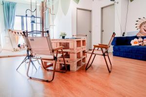 Posezení v ubytování MayaBay Homestay near KLIA SplashMania at Gamuda Cove by GL Play