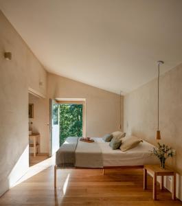 a bedroom with a large bed in a room at Casa Mínima retiro Passivhaus in Selaya