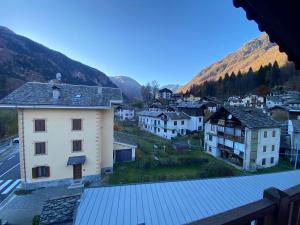 a view of a town with mountains in the background at Mansarda Residenza Giada in Pila