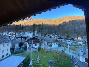 a view of a town with a mountain in the background at Mansarda Residenza Giada in Pila +8 photos
