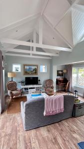 Kalliste Boutique Stays, Misty Shores Cottage في بيتيس باي: غرفة معيشة مع سرير كبير وأريكة +25 صورة