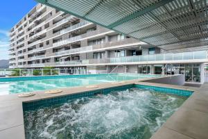 una grande piscina di fronte a un edificio di Marina Vista - Waterfront Stay near Dining and Markets a Cairns
