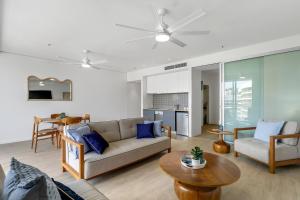 un soggiorno con un divano e un tavolo di Marina Vista - Waterfront Stay near Dining and Markets a Cairns