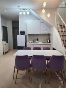 a kitchen and dining room with a table and purple chairs at Paju Espacio Brillante in Paju +26 photos