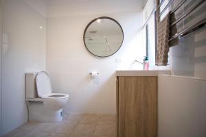 Goolwa SouthDelight On Downer - Coastal Family Escape的带马桶和镜子的浴室 更多7张照片