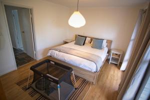 En eller flere senge i et værelse på Delight On Downer - Coastal Family Escape
