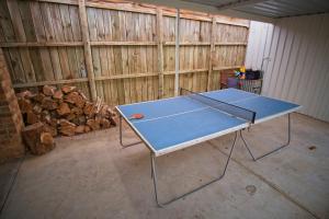 Goolwa SouthDelight On Downer - Coastal Family Escape的车库里放着一张蓝色的乒乓球桌。