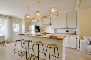 三河城Séjour zen au Bor de l'eau的厨房设有一个带吧台凳和灯的岛台 更多2张照片