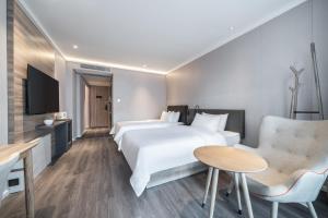 Postel nebo postele na pokoji v ubytování Hanting Hotel Shenzhen Guomao Subway Station