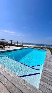 Πισίνα στο ή κοντά στο Kalliste Boutique Stays, Misty Shores Cottage