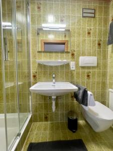 Un baño de Ferienwohnung Soller 34 fotos más