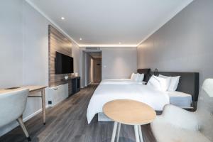 Televiisor ja/või meelelahutuskeskus majutusasutuses Hanting Hotel Shenzhen Guomao Subway Station