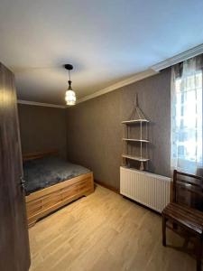 una camera con letto, panca e finestra di Borjomi Cottages in tsemi a Patara-Tsemi