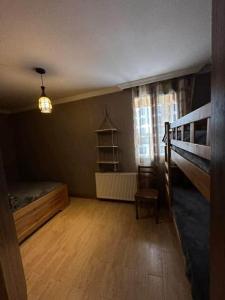 una stanza vuota con un letto e una finestra di Borjomi Cottages in tsemi a Patara-Tsemi 1 altra foto