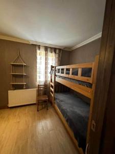 una camera da letto con un letto a castello e una sedia di Borjomi Cottages in tsemi a Patara-Tsemi