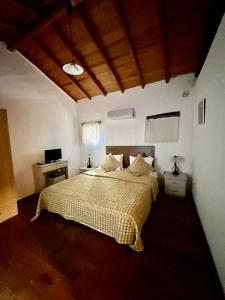 una camera da letto con un letto grande e una scrivania di Zeytin a Datça