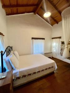 una camera da letto con un grande letto bianco e una finestra di Zeytin a Datça