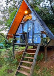 ein blaues Haus mit Treppen, die zu ihm führen in der Unterkunft Buôn Gơ Rin in Láng Lớn