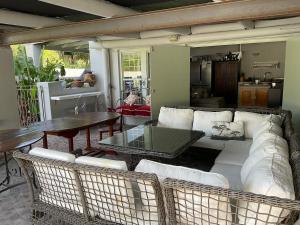 un soggiorno con un divano e un tavolo di Constantia escape with mountain views a Sweet Valley