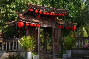 芹苴Cổ Việt Eco Holding的公园里一扇挂着红灯笼的小门
