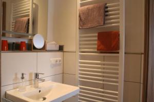 Et badeværelse på Wein- und Gästehaus Hermann-Josef Schmitz + 44 billeder