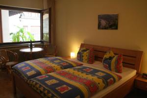 En eller flere senge i et værelse på Wein- und Gästehaus Hermann-Josef Schmitz