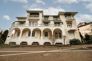 Το κτήριο όπου στεγάζεται  το ξενοδοχείο διαμερισμάτων