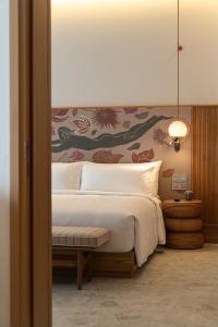 Una cama o camas en una habitación de The Standard, Pattaya Na Jomtien