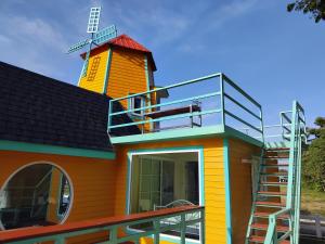 Tòa nhà nơi biệt thự tọa lạc