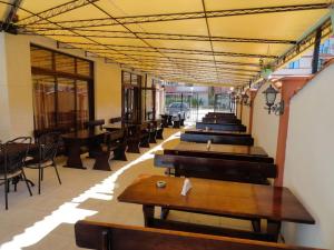 eine Reihe von Tischen und Stühlen in einem Restaurant in der Unterkunft Luxury Studio B02 SB in Sonnenstrand