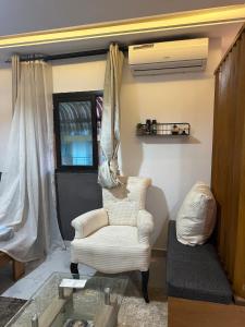 una sala de estar con una silla y un sofá en Résidence Karima, en Abiyán