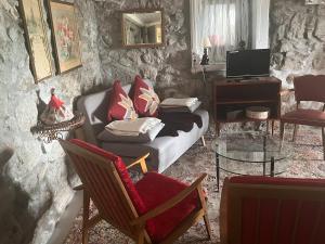 un soggiorno con un divano e un tavolo di Le Carnotzet Du Lac - Hauts D'evian a Larringes