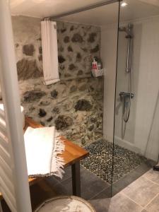 un bagno con doccia con tavolo e porta a vetri di Le Carnotzet Du Lac - Hauts D'evian a Larringes Altre 30 foto