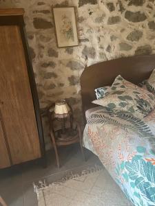 una camera da letto con un letto e un tavolo con una lampada di Le Carnotzet Du Lac - Hauts D'evian a Larringes