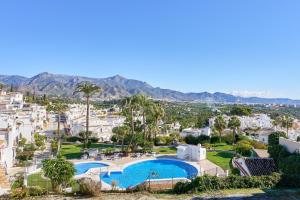 Cảnh núi rừng hoặc tầm nhìn ra núi từ nhà nghỉ dưỡng