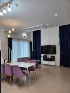 a conference room with a table and purple chairs at Paju Espacio Brillante in Paju