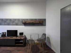 GößnitzMikra Homes24 in Gößnitz的一间带书桌、电脑和椅子的房间