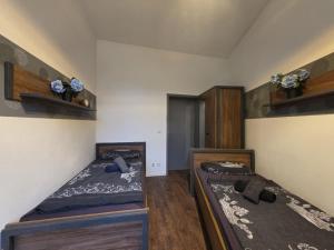 GößnitzMikra Homes24 in Gößnitz的一间有两张床的房间