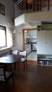 Una cocina y un comedor con mesa y sillas. en Ferienhaus in Mehring, en Mehring