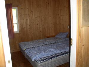 Giường trong phòng chung tại Familjestuga i natur- och fiskevårdsområdet Stora Hammarsjön