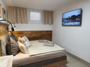 Un dormitorio con una cama con un televisor en la pared. en Appartement Rehlein, en Mauterndorf 25 fotos más